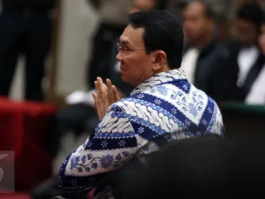 Terdakwa Basuki Tjahaja Purnama atau Ahok setelah mendengarkan pembacaan putusan sidang oleh Majelis Hakim di Kementan, Jakarta, Selasa (9/5). Pada sidang vonis, majelis hakim memvonis Ahok pidana penjara dua tahun. (Liputan6.com/RAMDANI/Pool)