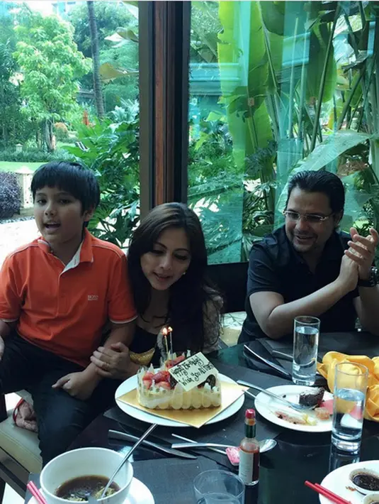 Begitu juga pengalamannya pertama kali mengenakan hijab. Ia mengaku sedikit budeg saat awal-awal mengenakan penutup kepala tersebut. Ia juga belajar sendiri cara menggunakannya. (Instagram/cutkeke.xavier)