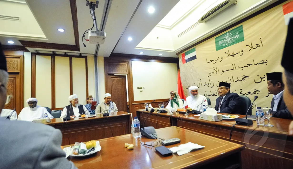 Suasana pertemuan antara Pengurus Besar Nahdlatul Ulama (PBNU) dengan Anggota Keluarga Kerajaan Uni Emirat Arab Syaikh Mohammed bin Hamdan bin Yazed al Nahyan di Gedung PBNU, Jakarta, Kamis (26/3/2015).  (Liputan6.com/Faizal Fanani)