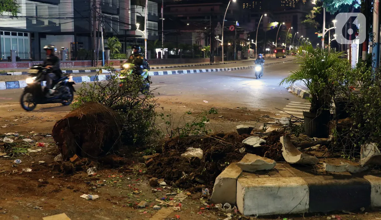 Sejumlah pot beserta tanamannya terlihat rusak parah di kawasan Gondangdia, Jakarta, Kamis (8/10/2020). Unjuk rasa menentang disahkannya Omnibus Law UU Cipta Kerja berujung aksi anarkis merusak berbagai fasilitas umum. (Liputan6.com/Helmi Fithriansyah)