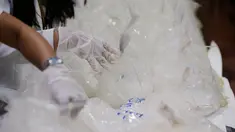 Petugas menata barang bukti penyelundupan narkoba di Kantor Biro Investigasi Nasional Filipina, Senin (29/5). Petugas Filipina menyita 600 kilogram metamfetamin yang diselundupkan dari China dengan nilai sekitar USD 121,4 juta. (AP Photo/Aaron Favila)