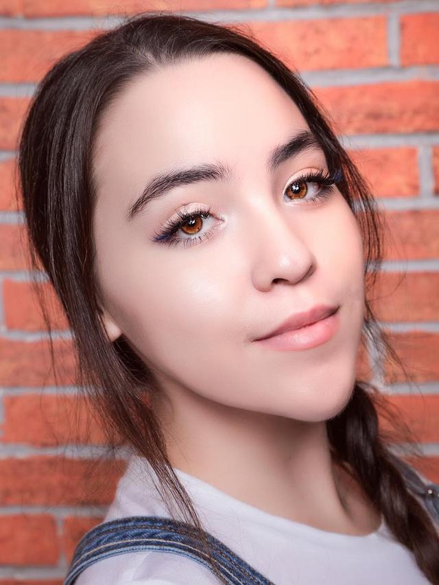 6 Pesona Jennifer Avery, Adik Stefan William yang Jarang Terekspos