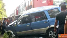 Citizen6, Lampung: Sebuah mobil jenis panther hancur setelah ditabrak kereta api jurusan Palembang - Bandar Lampung, kejadian terjadi di perlintasan Kereta Api desa Negara Ratu, Kecamatan Sungkai Utara, Lampung Utara, (21/5). (Pengirim: Feaby Handana)