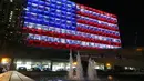 Pemendangan balai kota Tel Aviv yang dihiasi warna bendera AS untuk menghormati korban penembakan brutal di Las Vegas di Rabin Square, Tel Aviv (2/10). Pelaku penembakan diketahui bernama Stephen Paddock 64 tahun. (AFP Photo/Jack Guez)