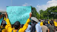 Puluhan ribu mahasiswa di Sumsel turun ke jalan untuk menyuarakan penolakan UU Omnibus Law di Palembang (Liputan6.com / Nefri Inge)