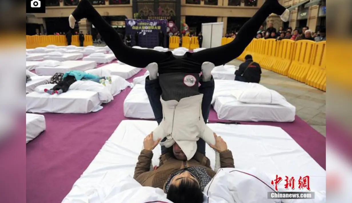 Kontes tidur unik pernah diadakan di Wuhan, China. Perserta diberikan kasur dan dipersilahkan tidur dengan pose seunik mungkin. Pememnangnya tentu saja adalah peserta yang mampu memikat juri dengan pose tidur uniknya. (gbtimes.com)