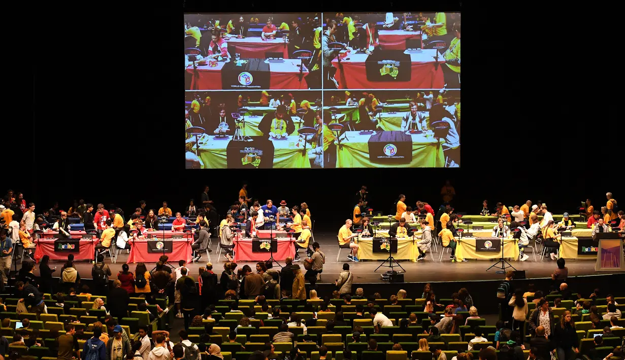 Sejumlah penonton menyaksikan kejuaraan kubus Rubik Dunia di Melbourne, Australia (12/7/2019). Permainan Kubus Rubik 3x3x3, ditemukan oleh Profesor Rubik dari Hongaria pada tahun 1974. (AFP Photo/William West)