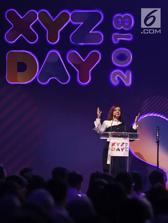 Presenter Najwa Shihab saat menjadi pembicara dalam acara XYZ DAY 2018 di The Hall Senayan City, Jakarta, Rabu (25/4). XYZ Day merupakan sebuah konferensi inspirasi multigenerasi. (Liputan6.com/Herman Zakharia)
