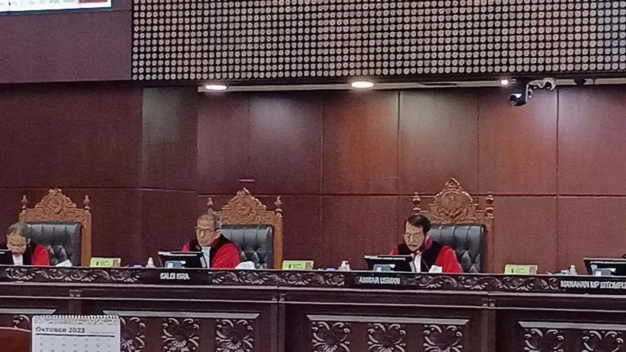 Basarah menyebut, seharusnya MK menjadi garda terdepan dalam menjaga marwah bangsa soal penegakan hukum dan aturan. Tetapi, MK kini telah mengalami degradasi.<br>