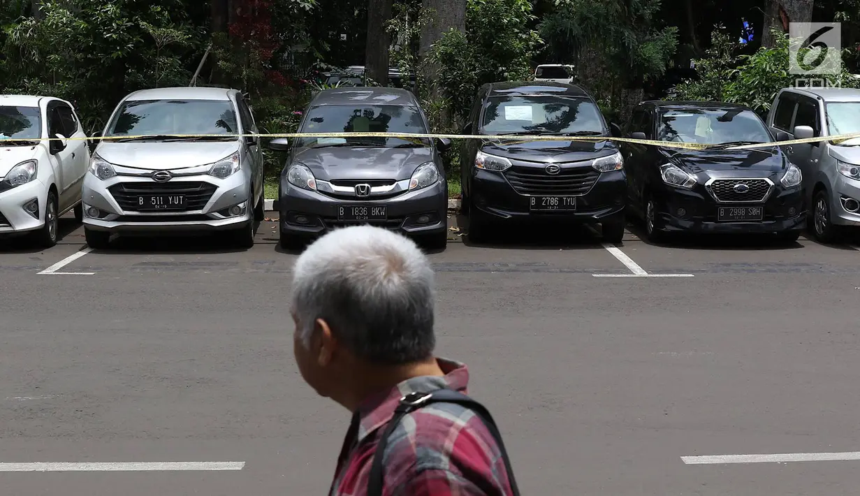 Barang bukti kasus sindikat pencurian kendaraan bermotor terparkir di Polda Metro Jaya, Jakarta, Kamis (14/3). Subdit 6 Ranmor Ditreskrimum Polda Metro Jaya menyita sebanyak 53 unit mobil berbagai merek. (Liputan6.com/Immanuel Antonius)