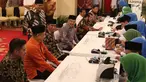 Presiden Joko Widodo bersama Wapres Jusuf Kalla membayar zakat di Istana Negara, Jakarta, Senin (28/5). Presiden dan sekitar 300 pejabat kementerian/lembaga tinggi negara dan direksi BUMN membayar zakat melalui Baznas. (Liputan6.com/Angga Yuniar)