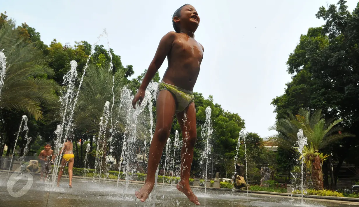 Sejumlah anak-anak bermain air di Taman Kodok kawasan Menteng, Jakarta, Minggu (17/1/2016). Taman Kodok kerap dijadikan tempat bermain oleh sejumlah anak pada setiap hari libur. (Liputan6.com/Faisal R Syam)