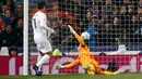 Kiper Wolfsburg, Diego Benaglio gagal menghalau bola tendangan gelandang Real Madrid, Cristiano Ronaldo di leg kedua liga Champions di Santiago Bernabeu, Spanyol (13/4). Madrid menang atas Wolfsburg dengan skor 3-0. (Reuters/Sergio Perez)