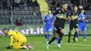 Pemain Inter Milan Danilo D'Ambrosio melaukan selebrasi usai mencetak gol ke gawang Empoli pada pertandingan Serie A Liga Italia di Stadion Carlo-Castellani, Empoli, Italia, 27 Oktober 2021. (Alberto PIZZOLI/AFP)