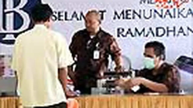 Ratusan Warga Solo Berebut Tukar Uang