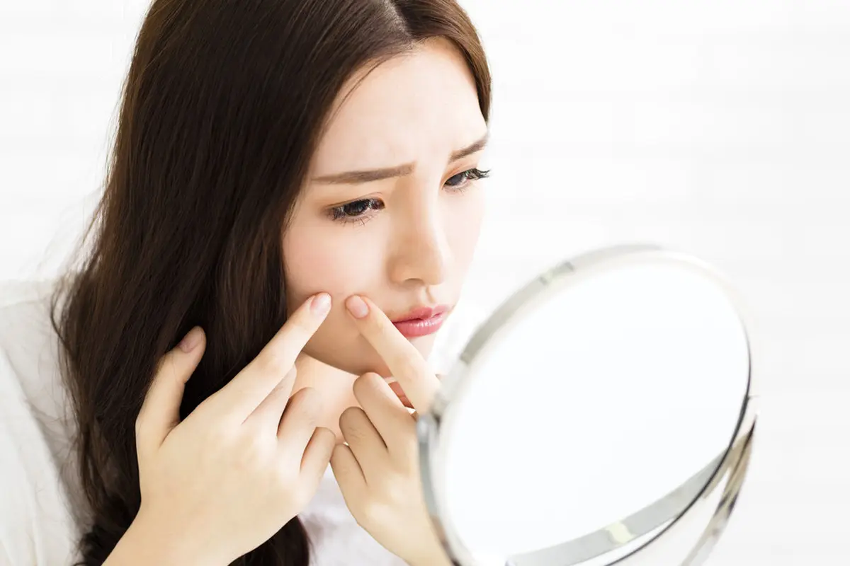 Waspada 4 Kebiasaaan Pakai Makeup yang Bikin Wajah Jadi Jerawatan