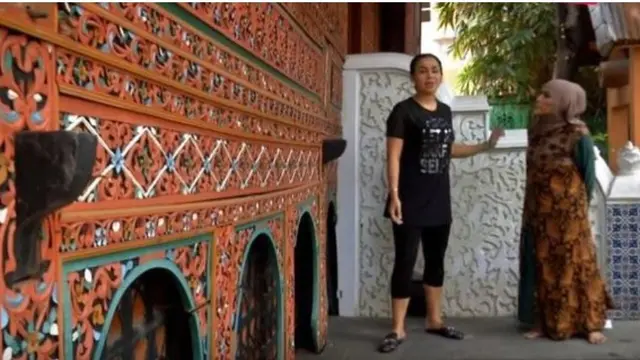 Potret rumah gadang milik mendiang Dorce Gamalama (Sumber: YouTube/Alvin & Friends)