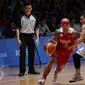 Pebasket Indonesia, Mario Wuysang melewati kawalan pemain Singapura, Wei Long Wong di semifinal SEA Games ke-28 di OCBC Arena Singapore, Minggu (14/6/2015). Indonesia unggul 87-74 atas Singapura. (Liputan6.com/Helmi Fithriansyah)