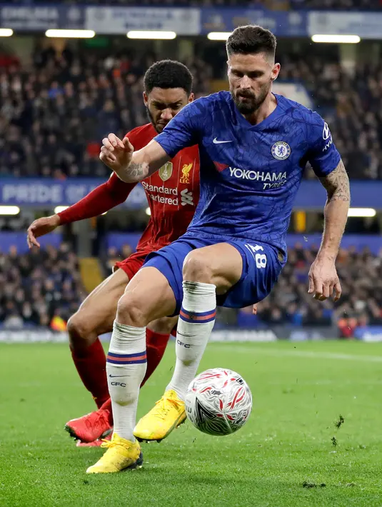 Penyerang Chelsea, Olivier Giroud berusaha mengontrol bola dibayangi bek tengah Liverpool, Joe Gomez pada laga putaran lima Piala FA di Stamford Bridge, London, Selasa (3/3/2020). Chelsea mengemas kemenangan telak 2-0 atas tamunya Liverpool. (AP/Kirsty Wigglesworth)
