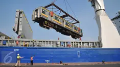 Pekerja memindahkan gerbong KRL dari kapal menggunakan alat berat di Pelabuhan Tanjung Priok, Jakarta, Rabu (6/1). Kedatangan gerbong KRL ini menandai akhir program pengadaan 120 kereta PT KAI Commuter Jabodetabek tahun 2015. (Liputan6.com/Gempur M Surya)
