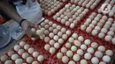 Pedagang telur melayani pembeli di pinggir jalan kasawan Perumahan Nusa Indah, Tangerang Selatan, Banten, Jumat (22/5/2020). Jelang Lebaran, harga telur eceran terpantau masih normal. (merdeka.com/Dwi Narwoko)