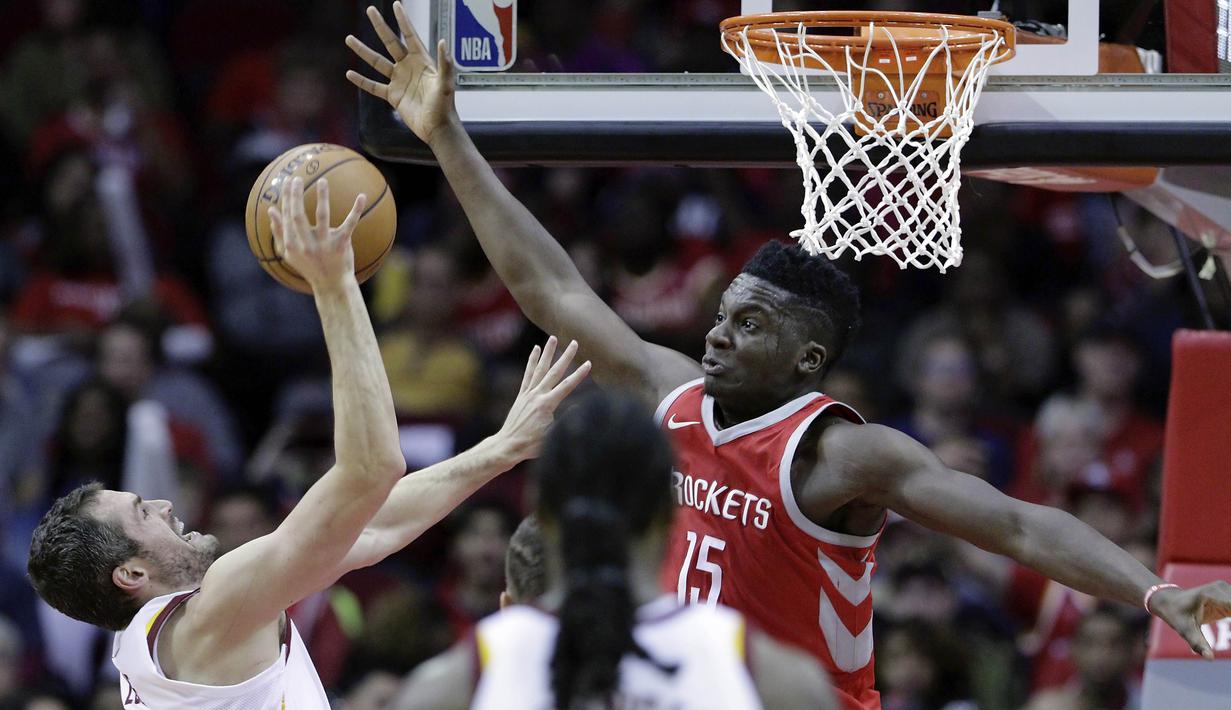 Aksi pemain Cleveland, Kevin Love (kiri) mencoba mencetak poin saat diadang pemain Houston, Clint Capela (kanan) pada laga NBA basketball game di Toyota Center, Houtson, (9/11/2017). Houtson menang  atas Cavs 117-113. (AP/Michael Wyke)