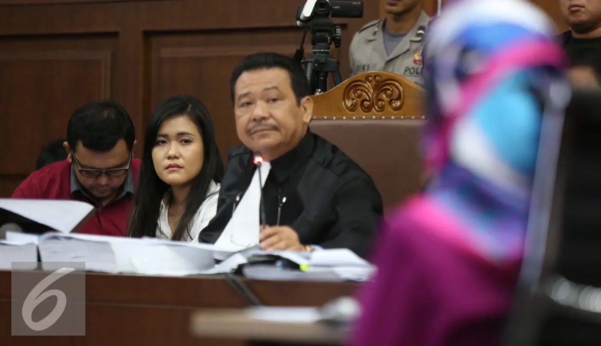 Jessica Kumala Wongso dan penasehat hukumnya mendengarkan keterangan saksi Ahli Psikologi UI, Dewi Taviana saat sidang ke-22, kasus kematian Mirna Wayan Salihin di Pengadilan Negeri Jakarta Pusat, Jakarta, Senin (19/9). (Liputan6.com/Helmi Afandi)