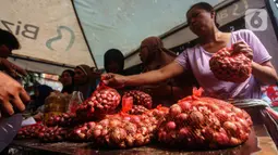 Sejumlah warga memilih bawang saat Gerakan Pasar Murah (GPM) Bawang Merah di halaman Kantor Kelurahan Tegal Parang,  Jakarta, Senin (6/5/2024). (Liputan6.com/Angga Yuniar)