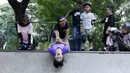 Sejumlah anak berlatih skateboard di TMII, Jakarta, Sabtu (8/9/2018). Green Skate Lesson yang didirikan oleh mantan atlet skateboard, Tony Sruntul, merupakan wadah regenerasi skateboarder bertalenta. (Bola.com/M Iqbal Ichsan)