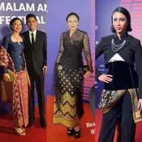 Dian Sastro menunjukkan pesona elegan dalam balutan kebaya modern berwarna navy yang dipadukan dengan songket nuansa merah dari Hian Tjen. [@therealdisastr].