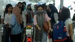 Calon penumpang memasuki Stasiun MRT Bundaran HI, Jakarta, Jumat (10/1/2020). PT MRT membagikan pin penumpang prioritas kepada lansia, ibu hamil, dan disabilitas fisik. (merdeka.com/Imam Buhori)