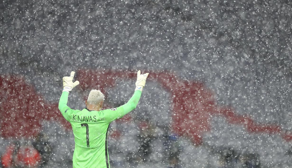 Reaksi kiper Paris Saint-Germain (PSG), Keylor Navas seusai leg pertama perempat final Liga Champions menghadapi Bayern Munchen di Allianz Arena, Kamis (8/4/2021) dinihari WIB.  PSG melakukan pembalasan yang sempurna saat menang 3-2 atas Bayern Munchen. (AP Photo/Matthias Schrader)
