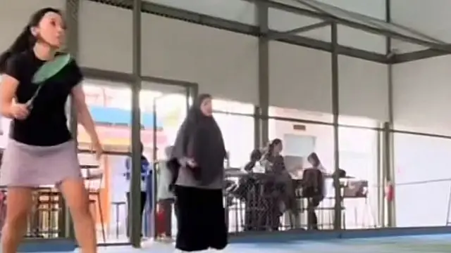 Natasha Rizky tetap berpakaian Syar'i meski saat menemani Hseti Purwadinata main bulu tangkis