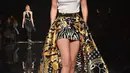 Model Gigi Hadid berjalan di catwalk memperagakan busana koleksi Versace Pre-Fall 2019 di New York (2/12). Gigi juga memakai sepatu kets dengan desain yang sama dengan rok yang dipakainya. (AFP Photo/JP Yim)