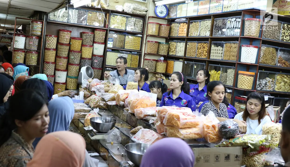 Selain harganya yang murah, banyaknya varian dari kue kering yang dijual  di salah satu toko di kawasan Jatinegara menjadi alasan pembeli mendatangi toko tersebut, Jakarta, Jumat (16/6). (Liputan6.com/Immanuel Antonius)