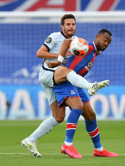 Bek Chelsea, Cesar Azpilicueta (kiri) berebut bola dengan striker Crystal Palace, Jordan Ayew dalam lanjutan Liga Inggris di Selhurst Park, Rabu (8/7/2020) dini hari WIB. Lewat pertarungan ketat, Chelsea berhasil menaklukkan Crystal Palace 3-2. (JUSTIN TALLIS/ POOL / AFP)