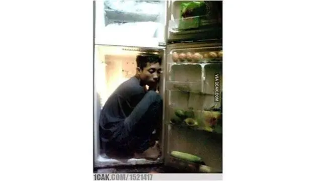 6 Tingkah Bapak-Bapak Ngadem di Kulkas saat Puasa Ini Kocak
