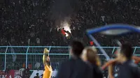 Flare yang masih menyala di stadion membuat panpel Arema terancam sanksi Komdis TSC lagi. (Bola.com/Iwan Setiawan)