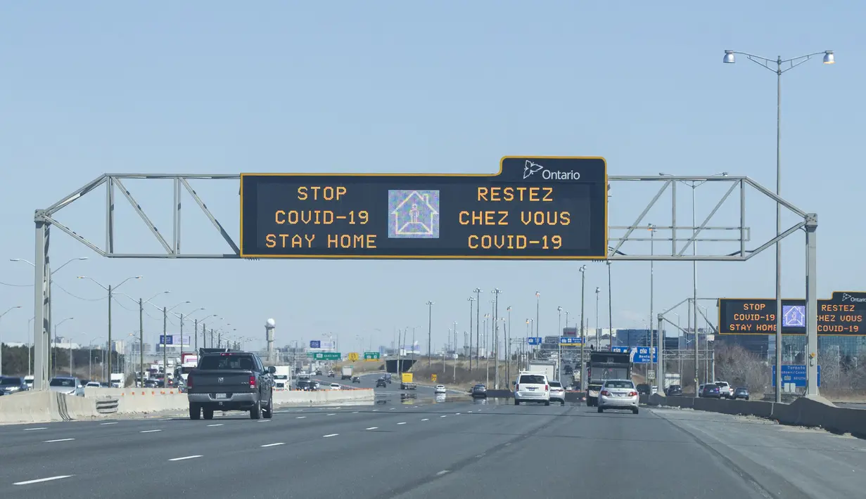 Layar berisi pesan pengendalian penyebaran virus corona COVID-19 terlihat di Jalan Tol Gardiner, Toronto, Kanada, Kamis (2/4/2020). Hingga Kamis (2/4/2020) pagi waktu setempat, Kanada melaporkan 10.132 kasus virus corona COVID-19 dengan jumlah kematian meningkat menjadi 127 jiwa. (Xinhua/Zou Zheng)