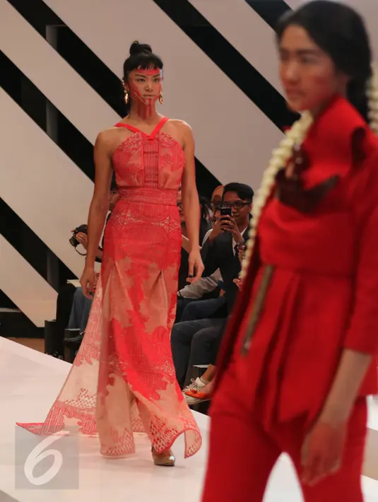 Seorang model memamerkan busana di atas catwalk dalam gelaran parade busana 10 Iconic Designer di pembukaan Fashion Nation 2016 di Senayan City, Jakarta, Kamis (14/4). Model ini tampak cantik dengan riasan dramatis di wajah. (Liputan6.com/Herman Zakharia)