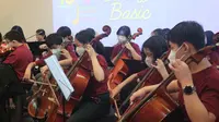 Penampilan TRUST Junior Orchestra di M Bloc Space. (Liputan6.com/Elly Purnama)