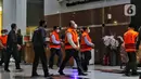 Sepuluh orang anggota DPRD Provinsi Jambi periode 2014-2019 memakai rompi oranye usai menjalani pemeriksaan di Gedung Merah Putih KPK, Jakarta, Selasa (10/1/2023). Sepuluh orang eks anggota DPRD tersebut telah ditetapkan status tersangka kasus suap pengesahan RAPBD Provinsi Jambi Tahun Anggaran 2017-2018. (Liputan6.com/Angga Yuniar)