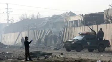 Pasukan keamanan Afghanistan berada di lokasi sehari setelah serangan di Kabul, Afghanistan (15/1). Menurut pejabat setempat, seorang pembom bunuh diri Taliban meledakkan kendaraan bermuatan bahan peledak pada Senin malam. (AP Photo/Rahmat Gul)