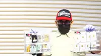 Komisi Pemberantasan Korupsi (KPK) menunjukkan barang bukti kepingan emas dari hasil OTT di BNPB. (Liputan6.com/ Devira)