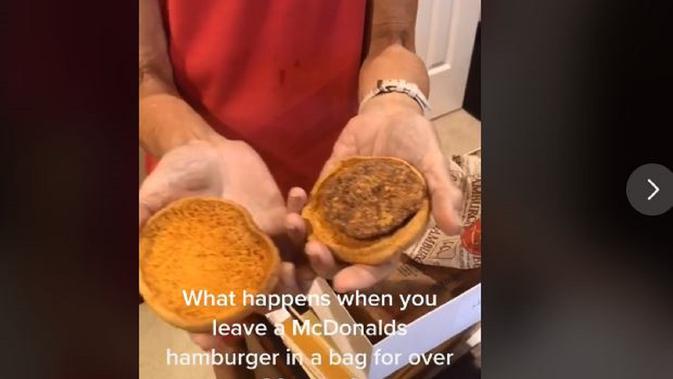 Seorang nenek memamerkan burger dan kentang McDonald's yang tak membusuk setelah disimpan selama 20 tahun (Dok.TikTok/@aly.sherb)