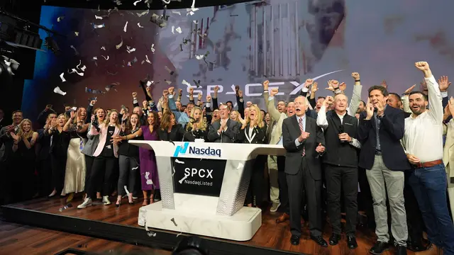 Karyawan SpaceX merayakan momen upacara pembunyian bel saat IPO SpaceX di Nasdaq MarketSite di New York, Jumat, 12 Juni 2026. (AP Photo/Frank Franklin II)