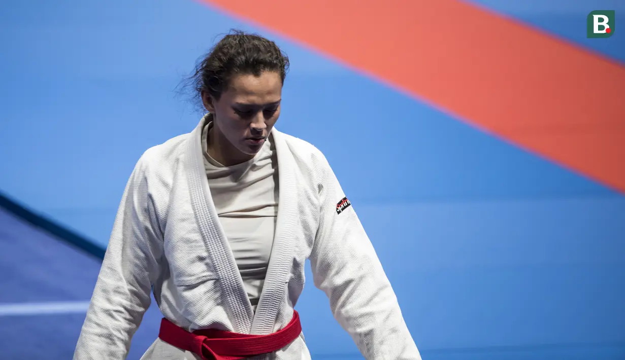 Atlet ju-jitsu Indonesia, Simone Julia, usai melawan atlet Mongolia, Udval Tsogkhuu, pada perebutan perunggu Asian Games XVIII di JCC Senayan, Jakarta, Sabtu (25/8/2018). Kalah, dirinya gagal mendapatkan medali. (Bola.com/Vitalis Yogi Trisna)