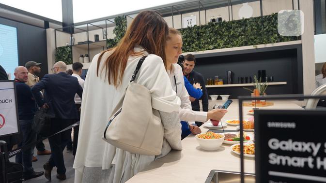 Pengunjung booth Samsung di MWC 2018 melihat-lihat ekosistem Smart Home. (Liputan6.com/ Agustin Setyo W)