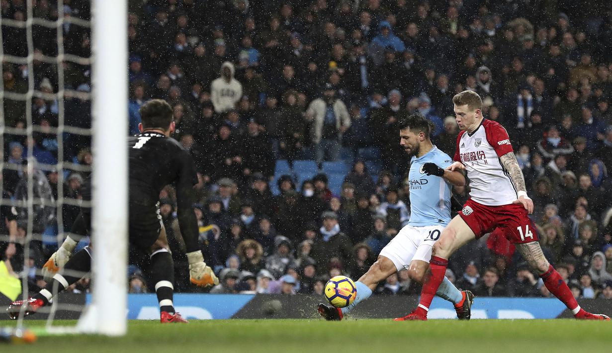 Pemain Manchester City, Sergio Aguero mencoba melepaskan tembakan ke gawang West Bromwich pada lanjutan Premier League di The Etihad Stadium, Manchester, (31/1/2018). Manchester City menang 3-0. (Martin Rickett/PA via AP)