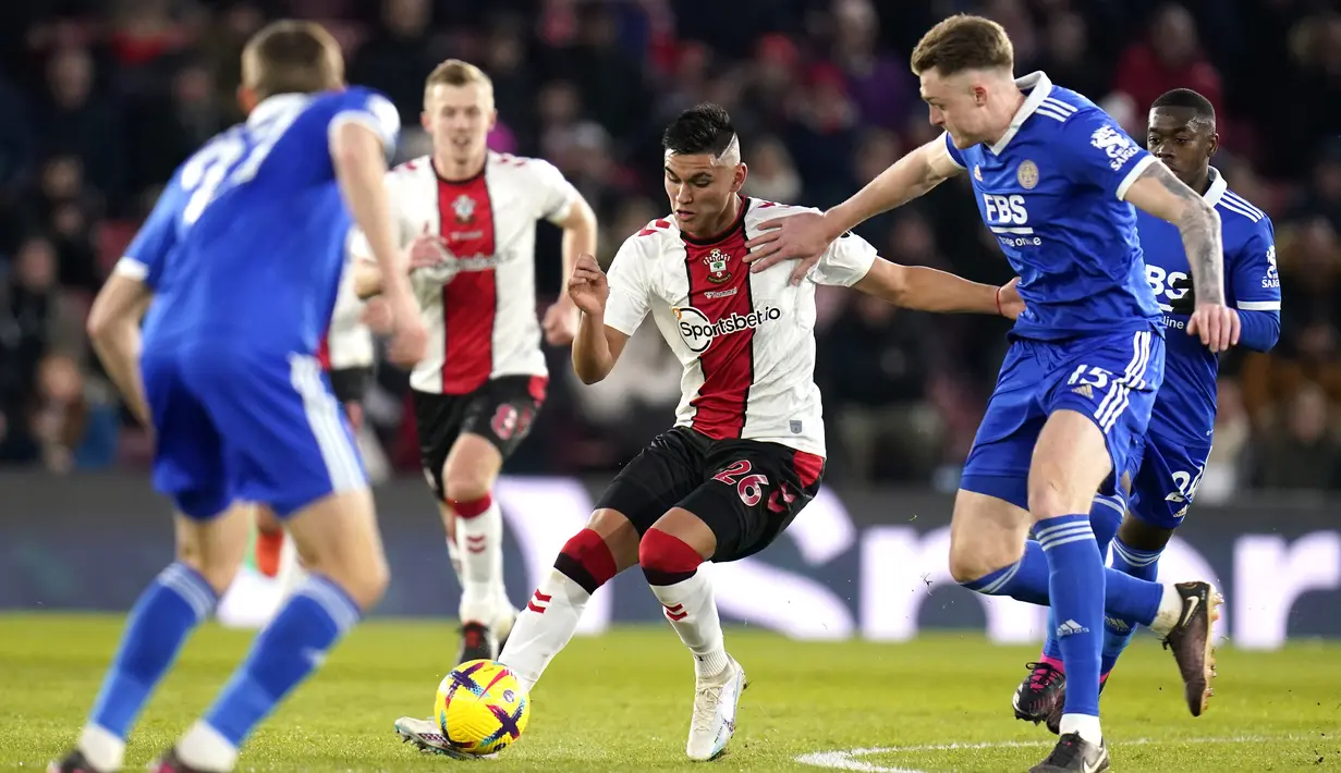 Gelandang Southampton, Carlos Alcaraz berebut bola dengan bek Leicester City Harry Souttar pada pekan ke-26 Liga Premier League Inggris di St. Mary's Stadium, Southampton, Minggu (5/3/2023) dini hari WIB. Tuan rumah berusaha untuk bangkit kembali dari kekalahan mengecewakan mereka di putaran kelima Piala FA. (Andrew Matthews/PA via AP)
